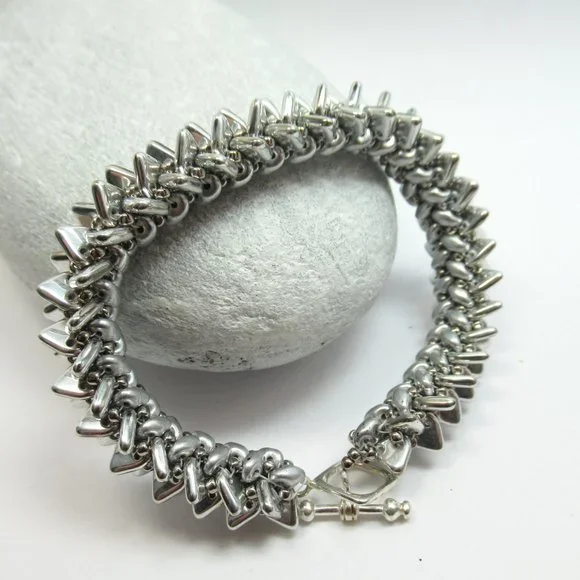 Handwoven spiky silver triangle bracelet - Picture 11 of 12